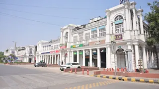 दिल्ली के दिल कहे जाने वाले कनॉट प्लेस में शनिवार को पसरा सन्नाटा। जागरण