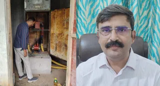 पीपीएमसी में जांच करते बृजेश त्रिपाठी व मुख्य अभियंता लोकेंद्र बहादुर सिंह।- सौजन्य बिजली निगम