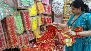 शास्त्रीय विधान लाल चुनरी को प्राथमिकता देता है।