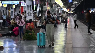 प्रयागराज जंक्शन के प्लेट फार्म एक पर इस तरह पसरा सन्नाटा