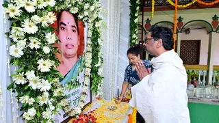 मां रूपी सोरेन के निधन के बाद संथाली रीति- रिवाज निभाते सीएम। जागरण