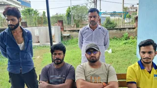 पोस्टमार्टम परिसर में मौजूद मृतक के परिजन। जागरण