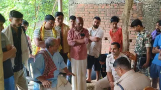 ग्रामीणों से घटना के बारे में पूछताछ करती पुलिस।