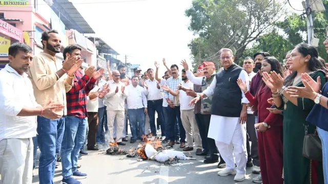 राहुल गांधी के बयान पर भाजपा का विरोध, देहरादून में कैबिनेट मंत्री गणेश जोशी ने कार्यकर्ताओं के साथ फूंका पुतला
