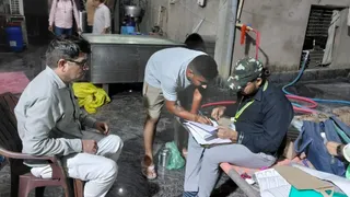 खाद्य सुरक्षा एवं औषधि विभाग की टीम छापामारी के दौरान।