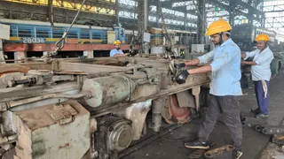 डीडीयू डीजल शेड: मालगाड़ियों के सुचारु परिचालन हेतु इंजनों का आधुनिक अनुरक्षण।