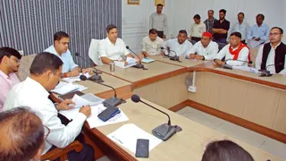 कलक्ट्रेट सभागार में बैठक लेते जिलाधिकारी। सौ. प्रशासन
