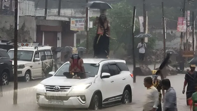 बारिश ने रोका रथ तो फॉर्च्यूनर पर सवार होकर रणभूमि पहुंचा रावण, मुकाबला करने ट्रैक्टर-ट्रॉली पर आया रामदल