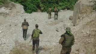 रियासी के ठाकरा कोट क्षेत्र में शनिवार को सर्च ऑपरेशन चलाती पुलिस। फोटो- जागरण