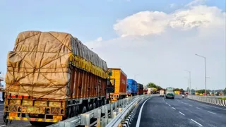 सोनौली बॉर्डर पर ट्रकों की कतार घटकर तीन किमी।