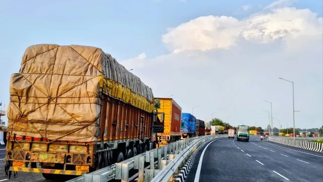 सोनौली बॉर्डर पर ट्रकों की कतार घटकर हुई तीन किमी, 702 मालवाहक वाहन भेजे गए नेपाल
