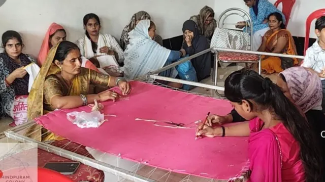 मैनपुरी में जरी-जरदोजी से संवरेगा महिलाओं का भविष्य, ODOP योजना के तहत 125 महिलाओं को दिया जा रहा प्रशिक्षण
