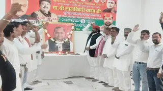 वाराणसी में मुलायम सिंह यादव की पुण्यतिथि पर सपा कार्यकर्ताओं ने दी श्रद्धांजलि, याद किए गए 'नेता जी' के संघर्ष।