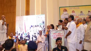 डॉ. राजेश मुनि महाराज से व्रत खोलने के लिए हाथ जोड़कर निवेदन करते मंत्री, प्रदेश अध्यक्ष व अन्य पदाधिकारी। l जागरण
