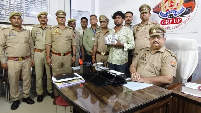 चलती ट्रेन से मोबाइल छीन यमुना में कूदने वाला शातिर गिरफ्तार, गेट पर खड़े यात्रियों को बनाता था निशाना
