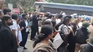 प्रदर्शन में वकीलों को हिरासत में लेने पर बवाल (फोटो-सोशल मीडिया)