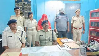 गिरफ्तार तस्करों से पूछताछ के बाद मीडिया को जानकारी देते डीएसपी।