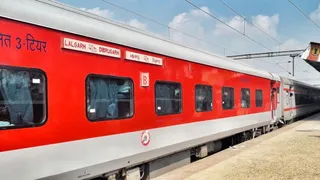 खुदीराम बोस पूसा और कर्पूरीग्राम स्टेशन के बीच डाउन लाइन पर पेड़ गिरने से परिचालन लगभग दो घंटे तक ठप रहा।