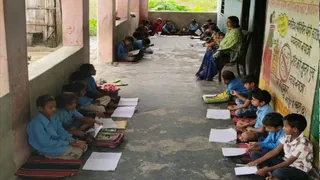 बेंच-डेस्क कमरों में, बच्चे बरामदे में