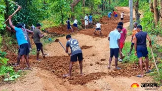सिमडेगा में खुद सड़क बनाते ग्रामीण। जागरण