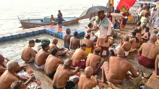 पितृ अमावस्या पर काशी के दशाश्वमेध घाट पर उमड़ा जनसैलाब, पितरों को दिया मोक्ष।