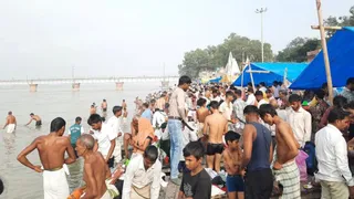 राजघाट पर गंगा में स्नान के लिए पहुंचे श्रद्धालु।