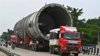 बेलीपार से बाघागाढ़ा की ओर आता 308 पहियों वाला विशालकाय ट्रक लोगों के आकर्षण का केंद्र बना रहा।