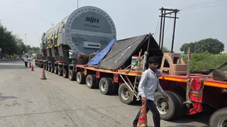 बागपत में ईस्टर्न पेरीफेरल एक्सप्रेस-वे पर पहुंचा विशाल ट्रक। जागरण