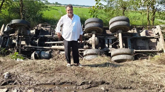 नरकटियागंज में दिल्ली से रक्सौल जा रहा सामान लदा ट्रक पलटा, कार को बचाने में हुआ हादसा
