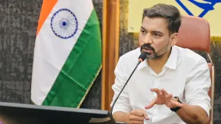 चुनाव कार्यक्रम की घोषण करते जिलाधिकारी डॉ. आशीष चौहान