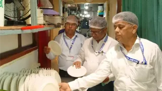 फूड सेफ्टी विभाग की टीम। फोटो जागरण
