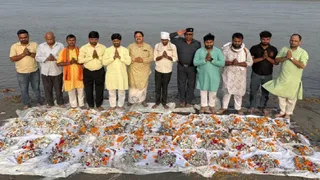 अनूपशहर में अज्ञात शवों की अस्थियों का विसर्जन करने के लिए पूजा करते राष्ट्रीय चेतना मिशन के पदाधिकारी। जागरण