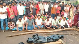 गुस्साए ग्रामीणों ने शनिवार को किया था मधुबन चौक में सड़क जाम, पुलिस एक जोड़ी चप्पल की मदद से हत्यारे तक पहुंचने का कर रही प्रयास।
