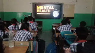 मानसिक स्वास्थ्य के प्रति विद्यार्थियों को जागरूक करने के लिए पीएमश्री केंद्रीय विद्यालय पंजाब लाइंस में विद्यार्थियों को दिखाई जा रही है शार्ट फिल्में। सौ. स्कूल
