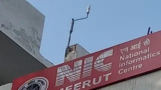 कलक्ट्रेट स्थित एनआइसी भवन के ऊपर स्थापित किया गया लाइटनिंग डिटेक्शन सेंसर। जागरण