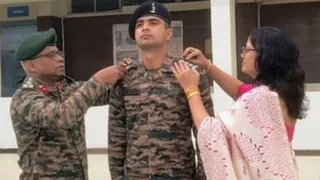 महू में आयोजित पिपिंग सेरेमनी में अभिषेक सहरावत को कैप्टन का क्राउन पहनाते सेना के अधिकारी और माता सुनीता सहरावत। सौ.स्वजन