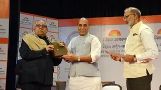 हिंदी के वरिष्ठ कवि डॉ. बुद्धिनाथ मिश्र को गीत विधा के लिए ‘जागरण साहित्य सृजन सम्मान’ प्रदान किया गया। जागरण