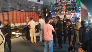 पश्चिम चंपारण के बेतिया में घटना स्थल पर जुटी स्थानीय लोगों की भीड़।