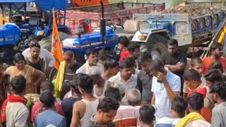समस्तीपुर के विद्यापतिनगर में घटना स्थल पर जुटी स्थानीय लोगों की भीड़।