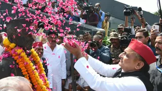 समाजवादी पार्टी के अध्यक्ष अखिलेश यादव ने लोक नायक जय प्रकाश नारायण की जयंती पर उनकी प्रतिमा पर माल्यापर्ण किया