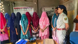भोजपुर में मुक्त कराई गईं लड़कियां। जागरण