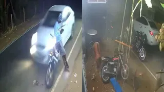तेज रफ्तार कार की टक्कर से हवा में उछली बाइक। (सोशल मीडिया)