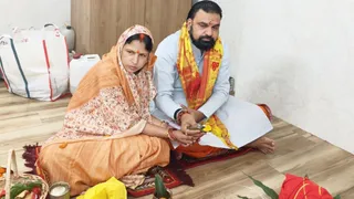 कलशस्थापना के समय पत्नी के साथ पूजा करते सीएम सम्राट चौधरी। सौ-एक्स