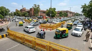 दिल्ली ट्रैफिक पुलिस ने सोमवार को 30 प्रमुख चौराहों और मार्गों पर यातायात नियंत्रित करने और जरूरत के अनुसार डायवर्जन लागू करने की तैयारी की है।