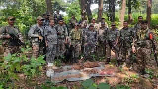 माओवादी ठिकाने से बरामद केन बम और 38 अर्धनिर्मित ग्रेनेड सेल के साथ गिरिडीह पुलिस और सीआरपीएफ के जवान। (फोटो साैजन्य)