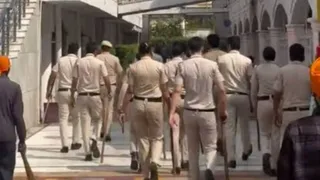 गुरुद्वारा बंगला साहिब में बीते दिन पहले दाखिल हुई पुलिस।