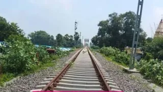 मधुबनी से सुगौली के बीच छोटे पुलों का निर्माण, तटबंध पर मिट्टी भराई, ब्लैंकेटिंग और रिटेनिंग वॉल का निर्माण कराया जाएगा।