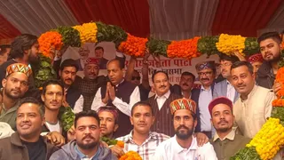 पतलीकूहल में सभा के दौरान जेपी नड्डा को सम्मानित करते कार्यकर्ता। इस दौरान जयराम ठाकुर व अन्य नेता।