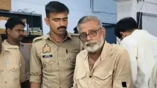 काली सरकार बाबा को लेकर मेडिकल कराने अस्पताल पहुंची पुलिस।