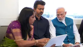 PM मोदी संग सीएम विजय ने मेट्रो की सवारी की। (एएनआई)